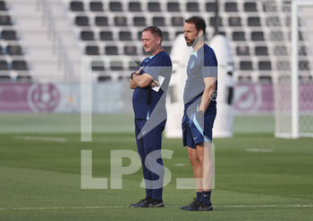 2022-12-09 - Assistant-coach of England Steve Holland, head coach Gareth Southgate during England training session at Al Wakrah Sports Club during the FIFA World Cup 2022 on December 9, 2022 in Doha, Qatar - FOOTBALL - WORLD CUP 2022 - MISCS - FIFA WORLD CUP - SOCCER