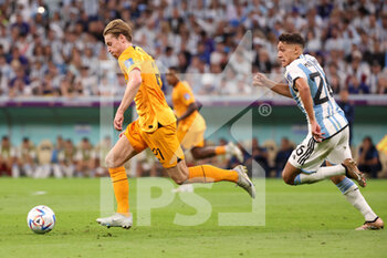 2022-12-09 - Frenkie de Jong of Netherlands, Nahuel Molina of Argentina during the FIFA World Cup 2022, Quarter-final football match between Netherlands and Argentina on December 9, 2022 at Lusail Stadium in Al Daayen, Qatar - FOOTBALL - WORLD CUP 2022 - 1/4 - NETHERLANDS V ARGENTINA - FIFA WORLD CUP - SOCCER