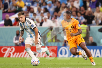 2022-12-09 - Lisandro Martinez of Argentina, Steven Bergwijn of Netherlands during the FIFA World Cup 2022, Quarter-final football match between Netherlands and Argentina on December 9, 2022 at Lusail Stadium in Al Daayen, Qatar - FOOTBALL - WORLD CUP 2022 - 1/4 - NETHERLANDS V ARGENTINA - FIFA WORLD CUP - SOCCER