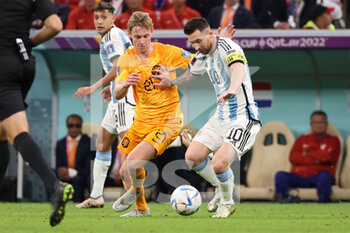 2022-12-09 - Frenkie de Jong of Netherlands, Lionel Messi of Argentina during the FIFA World Cup 2022, Quarter-final football match between Netherlands and Argentina on December 9, 2022 at Lusail Stadium in Al Daayen, Qatar - FOOTBALL - WORLD CUP 2022 - 1/4 - NETHERLANDS V ARGENTINA - FIFA WORLD CUP - SOCCER