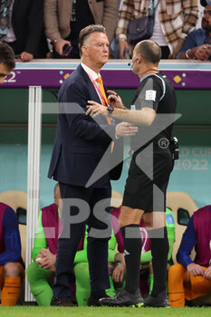 2022-12-09 - Head coach Louis van Gaal of Netherlands talks to referee Antonio Mateu Lahoz during the FIFA World Cup 2022, Quarter-final football match between Netherlands and Argentina on December 9, 2022 at Lusail Stadium in Al Daayen, Qatar - FOOTBALL - WORLD CUP 2022 - 1/4 - NETHERLANDS V ARGENTINA - FIFA WORLD CUP - SOCCER