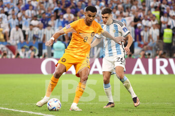 2022-12-09 - Cody Gakpo of Netherlands, Nahuel Molina of Argentina during the FIFA World Cup 2022, Quarter-final football match between Netherlands and Argentina on December 9, 2022 at Lusail Stadium in Al Daayen, Qatar - FOOTBALL - WORLD CUP 2022 - 1/4 - NETHERLANDS V ARGENTINA - FIFA WORLD CUP - SOCCER