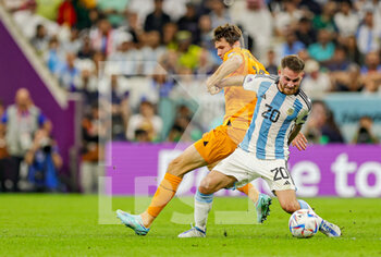 2022-12-10 - Alexis Mac Allister (20) of Argentina battles with Marten de Roon (15) of Netherlands during the FIFA World Cup 2022, Quarter-final football match between Netherlands and Argentina on December 9, 2022 at Lusail Stadium in Al Daayen, Qatar - FOOTBALL - WORLD CUP 2022 - 1/4 - NETHERLANDS V ARGENTINA - FIFA WORLD CUP - SOCCER