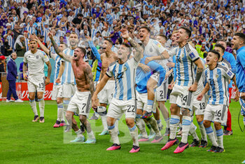 2022-12-10 - Argentina celebrate at full time during the FIFA World Cup 2022, Quarter-final football match between Netherlands and Argentina on December 9, 2022 at Lusail Stadium in Al Daayen, Qatar - FOOTBALL - WORLD CUP 2022 - 1/4 - NETHERLANDS V ARGENTINA - FIFA WORLD CUP - SOCCER