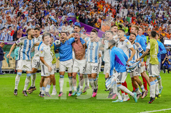 2022-12-10 - Argentina players celebrate at full time during the FIFA World Cup 2022, Quarter-final football match between Netherlands and Argentina on December 9, 2022 at Lusail Stadium in Al Daayen, Qatar - FOOTBALL - WORLD CUP 2022 - 1/4 - NETHERLANDS V ARGENTINA - FIFA WORLD CUP - SOCCER