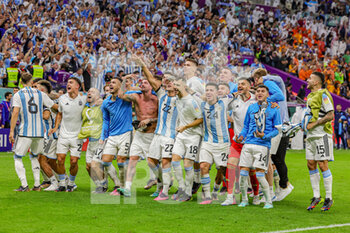 2022-12-10 - Argentina players celebrate at full time during the FIFA World Cup 2022, Quarter-final football match between Netherlands and Argentina on December 9, 2022 at Lusail Stadium in Al Daayen, Qatar - FOOTBALL - WORLD CUP 2022 - 1/4 - NETHERLANDS V ARGENTINA - FIFA WORLD CUP - SOCCER