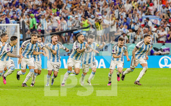 2022-12-10 - Argentina players celebrate the win on penalties during the FIFA World Cup 2022, Quarter-final football match between Netherlands and Argentina on December 9, 2022 at Lusail Stadium in Al Daayen, Qatar - FOOTBALL - WORLD CUP 2022 - 1/4 - NETHERLANDS V ARGENTINA - FIFA WORLD CUP - SOCCER