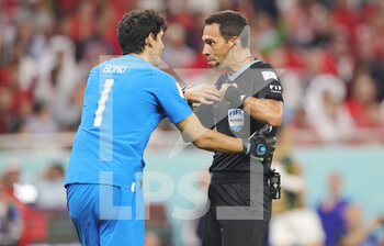 2022-12-10 - Yassine Bounou "Bono" of Morocco and Referee Facundo Tello during the FIFA World Cup 2022, Quarter-final football match between Morocco and Portugal on December 10, 2022 at Al Thumama Stadium in Doha, Qatar - FOOTBALL - WORLD CUP 2022 - 1/4 - MOROCCO V PORTUGAL - FIFA WORLD CUP - SOCCER