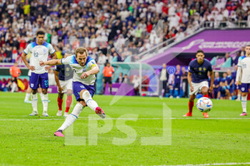 2022-12-10 - Harry Kane (9) of England scores from the penalty spot 1-1 during the FIFA World Cup 2022, Quarter-final football match between England and France on December 10, 2022 at Al Bayt Stadium in Al Khor, Qatar - FOOTBALL - WORLD CUP 2022 - 1/4 - ENGLAND V FRANCE - FIFA WORLD CUP - SOCCER