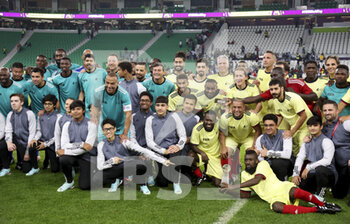 2022-12-12 - Teams photo following a football match gathering FIFA legends and workers who built the stadiums to benefit the charity 'Football unites the World' at Al Thumama Stadium during the FIFA World Cup 2022 on December 12, 2022 in Doha, Qatar - FOOTBALL - WORLD CUP 2022 - MISCS - FIFA WORLD CUP - SOCCER