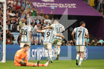2022-12-13 - Julian Álvarez of Argentina celebrates his goal with Lionel Messi of Argentina and team mates during the FIFA World Cup 2022, Semi-final football match between Argentina and Croatia on December 13, 2022 at Lusail Stadium in Al Daayen, Qatar - FOOTBALL - WORLD CUP 2022 - 1/2 - ARGENTINA V CROATIA - FIFA WORLD CUP - SOCCER