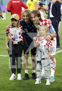 2022-12-17 - Luka Modric of Croatia and his children celebrate following the FIFA World Cup 2022, third place football match between Croatia and Morocco on December 17, 2022 at Khalifa International Stadium in Al-Rayyan, Qatar - FOOTBALL - WORLD CUP 2022 - 3RD PLACE - CROATIA V MOROCCO - FIFA WORLD CUP - SOCCER