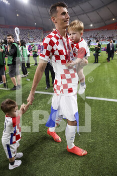 2022-12-17 - Ante Budimir of Croatia and his children celebrate following the FIFA World Cup 2022, third place football match between Croatia and Morocco on December 17, 2022 at Khalifa International Stadium in Al-Rayyan, Qatar - FOOTBALL - WORLD CUP 2022 - 3RD PLACE - CROATIA V MOROCCO - FIFA WORLD CUP - SOCCER