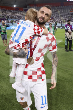 2022-12-17 - Marcelo Brozovic of Croatia and his child celebrate following the FIFA World Cup 2022, third place football match between Croatia and Morocco on December 17, 2022 at Khalifa International Stadium in Al-Rayyan, Qatar - FOOTBALL - WORLD CUP 2022 - 3RD PLACE - CROATIA V MOROCCO - FIFA WORLD CUP - SOCCER