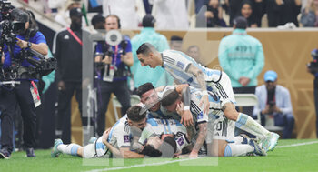 2022-12-18 - Lionel Messi of Argentina celebrates his goal 1-0 with teammates during the FIFA World Cup 2022, Final football match between Argentina and France on December 18, 2022 at Lusail Stadium in Al Daayen, Qatar - FOOTBALL - WORLD CUP 2022 - FINAL - ARGENTINA V FRANCE - FIFA WORLD CUP - SOCCER