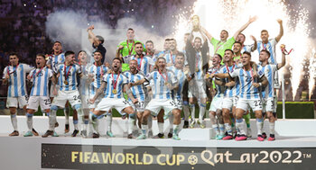 2022-12-18 - Argentina celebrates with the trophy after winning the FIFA World Cup 2022, Final football match between Argentina and France on December 18, 2022 at Lusail Stadium in Al Daayen, Qatar - FOOTBALL - WORLD CUP 2022 - FINAL - ARGENTINA V FRANCE - FIFA WORLD CUP - SOCCER
