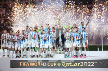 2022-12-18 - Argentina celebrates with the trophy after winning the FIFA World Cup 2022, Final football match between Argentina and France on December 18, 2022 at Lusail Stadium in Al Daayen, Qatar - FOOTBALL - WORLD CUP 2022 - FINAL - ARGENTINA V FRANCE - FIFA WORLD CUP - SOCCER