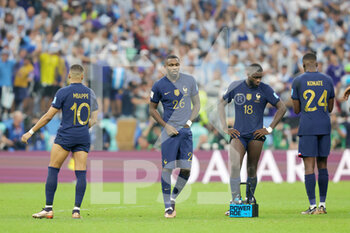 2022-12-18 - France players look dejected after loosing the FIFA World Cup 2022, Final football match between Argentina and France on December 18, 2022 at Lusail Stadium in Al Daayen, Qatar - FOOTBALL - WORLD CUP 2022 - FINAL - ARGENTINA V FRANCE - FIFA WORLD CUP - SOCCER