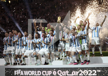 2022-12-18 - Lionel Messi of Argentina holding the World Cup and teammates celebrate during the trophy ceremony following the FIFA World Cup 2022, Final football match between Argentina and France on December 18, 2022 at Lusail Stadium in Al Daayen, Qatar - FOOTBALL - WORLD CUP 2022 - FINAL - ARGENTINA V FRANCE - FIFA WORLD CUP - SOCCER