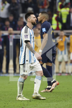 2022-12-18 - Lionel Messi of Argentina, Kylian Mbappe of France during the penalty shootout of the FIFA World Cup 2022, Final football match between Argentina and France on December 18, 2022 at Lusail Stadium in Al Daayen, Qatar - FOOTBALL - WORLD CUP 2022 - FINAL - ARGENTINA V FRANCE - FIFA WORLD CUP - SOCCER