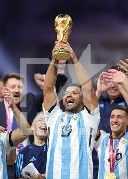 2022-12-18 - Nicolas Otamendi of Argentina celebrates with the trophy after winning the FIFA World Cup 2022, Final football match between Argentina and France on December 18, 2022 at Lusail Stadium in Al Daayen, Qatar - FOOTBALL - WORLD CUP 2022 - FINAL - ARGENTINA V FRANCE - FIFA WORLD CUP - SOCCER