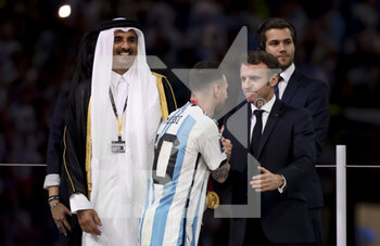 2022-12-18 - Emir of Qatar Sheikh Tamim bin Hamad Al Thani, Lionel Messi of Argentina, President of France Emmanuel Macron during the trophy ceremony following the FIFA World Cup 2022, Final football match between Argentina and France on December 18, 2022 at Lusail Stadium in Al Daayen, Qatar - FOOTBALL - WORLD CUP 2022 - FINAL - ARGENTINA V FRANCE - FIFA WORLD CUP - SOCCER