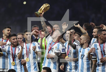 2022-12-18 - Enzo Fernandez of Argentina - holding the World Cup - and teammates celebrate during the trophy ceremony following the FIFA World Cup 2022, Final football match between Argentina and France on December 18, 2022 at Lusail Stadium in Al Daayen, Qatar - FOOTBALL - WORLD CUP 2022 - FINAL - ARGENTINA V FRANCE - FIFA WORLD CUP - SOCCER