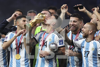 2022-12-18 - Enzo Fernandez of Argentina - holding the World Cup - and teammates celebrate during the trophy ceremony following the FIFA World Cup 2022, Final football match between Argentina and France on December 18, 2022 at Lusail Stadium in Al Daayen, Qatar - FOOTBALL - WORLD CUP 2022 - FINAL - ARGENTINA V FRANCE - FIFA WORLD CUP - SOCCER