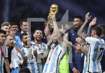 2022-12-18 - Nicolas Tagliafico of Argentina - holding the World Cup - and teammates celebrate during the trophy ceremony following the FIFA World Cup 2022, Final football match between Argentina and France on December 18, 2022 at Lusail Stadium in Al Daayen, Qatar - FOOTBALL - WORLD CUP 2022 - FINAL - ARGENTINA V FRANCE - FIFA WORLD CUP - SOCCER