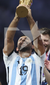 2022-12-18 - Sergio Kun Aguero of Argentina - holding the World Cup - and teammates celebrate during the trophy ceremony following the FIFA World Cup 2022, Final football match between Argentina and France on December 18, 2022 at Lusail Stadium in Al Daayen, Qatar - FOOTBALL - WORLD CUP 2022 - FINAL - ARGENTINA V FRANCE - FIFA WORLD CUP - SOCCER