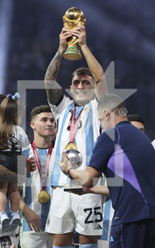 2022-12-18 - Lisandro Martinez of Argentina - holding the World Cup - and teammates celebrate during the trophy ceremony following the FIFA World Cup 2022, Final football match between Argentina and France on December 18, 2022 at Lusail Stadium in Al Daayen, Qatar - FOOTBALL - WORLD CUP 2022 - FINAL - ARGENTINA V FRANCE - FIFA WORLD CUP - SOCCER