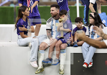 2022-12-18 - Lionel Messi of Argentina with his wife Antonella Roccuzzo and their sons following the FIFA World Cup 2022, Final football match between Argentina and France on December 18, 2022 at Lusail Stadium in Al Daayen, Qatar - FOOTBALL - WORLD CUP 2022 - FINAL - ARGENTINA V FRANCE - FIFA WORLD CUP - SOCCER