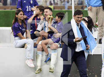 2022-12-18 - Lionel Messi of Argentina with his wife Antonella Roccuzzo and their sons, right former player Javier Zanetti following the FIFA World Cup 2022, Final football match between Argentina and France on December 18, 2022 at Lusail Stadium in Al Daayen, Qatar - FOOTBALL - WORLD CUP 2022 - FINAL - ARGENTINA V FRANCE - FIFA WORLD CUP - SOCCER