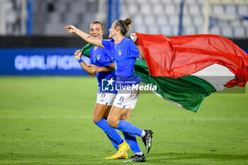 2022-09-06 - Italy's Lucia Di Guglielmo and Italy's Aurora Galli celebrate the victory running with the italian flag - WORLD CUP 2023 QUALIFIERS - ITALY WOMEN VS ROMANIA (PORTRAITS ARCHIVE) - FIFA WORLD CUP - SOCCER