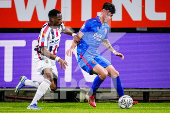 2022-01-22 - Elton Kabangu of Willem II battles for the ball with Mees Hilgers of FC Twente during the Netherlands championship Eredivisie football match between Willem II and FC Twente on January 22, 2022 at Koning Willem II Stadion in Tilburg, Netherlands - WILLEM II VS FC TWENTE - NETHERLANDS EREDIVISIE - SOCCER