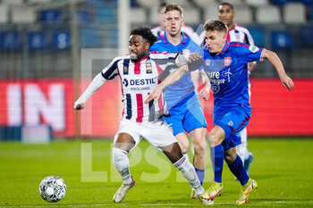 2022-01-22 - Che Nunnely of Willem II battles for the ball with Michal Sadilek of FC Twente during the Netherlands championship Eredivisie football match between Willem II and FC Twente on January 22, 2022 at Koning Willem II Stadion in Tilburg, Netherlands - WILLEM II VS FC TWENTE - NETHERLANDS EREDIVISIE - SOCCER