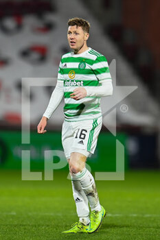 2022-01-26 - James McCarthy (16) of Celtic FC during the Scottish championship, Cinch SPFL Premiership football match between Heart of Midlothian and Celtic on January 26, 2022 at Tynecastle Park in Edinburgh, Scotland - HEART OF MIDLOTHIAN VS CELTIC - SCOTTISH PREMIERSHIP - SOCCER