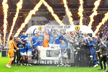 2022-05-21 - The Rangers team celebrate with the trophy after the Scottish Cup, Final football match between Rangers and Heart of Midlothian on May 21, 2022 at Hampden Park in Glasgow, Scotland - SCOTTISH CUP FINAL - RANGERS VS HEART OF MIDLOTHIAN - SCOTTISH PREMIERSHIP - SOCCER