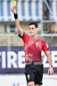 2022-01-16 - Mario Cascone (Referee) shows the yellow card - ACF FIORENTINA VS US SASSUOLO - ITALIAN SERIE A WOMEN - SOCCER
