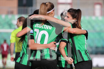 2022-01-22 - Players of US SASSUOLO celebrate the victory during the Serie A Women match between US Sassuolo and Hellas Verona FC at Enzo Ricci on January 22, 2022 in Sassuolo (MO), Italy. - US SASSUOLO VS HELLAS VERONA WOMEN - ITALIAN SERIE A WOMEN - SOCCER