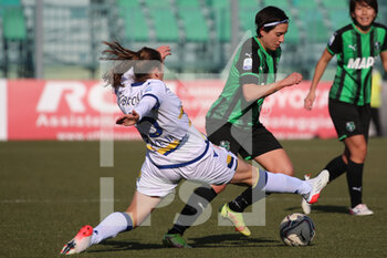 2022-01-22 - Alice Parisi of US SASSUOLO competes for the ball with Caterina Ambrosi of HELLAS VERONA FC during the Serie A Women match between US Sassuolo and Hellas Verona FC at Enzo Ricci on January 22, 2022 in Sassuolo (MO), Italy. - US SASSUOLO VS HELLAS VERONA WOMEN - ITALIAN SERIE A WOMEN - SOCCER