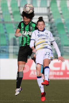 2022-01-22 - Mana Mihashi of US SASSUOLO competes for the ball with Anna Catelli of HELLAS VERONA FC during the Serie A Women match between US Sassuolo and Hellas Verona FC at Enzo Ricci on January 22, 2022 in Sassuolo (MO), Italy. - US SASSUOLO VS HELLAS VERONA WOMEN - ITALIAN SERIE A WOMEN - SOCCER