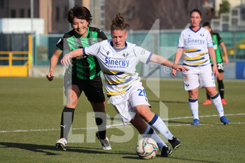 2022-01-22 - Mana Mihashi of US SASSUOLO competes for the ball with Giulia Mancuso of HELLAS VERONA FC during the Serie A Women match between US Sassuolo and Hellas Verona FC at Enzo Ricci on January 22, 2022 in Sassuolo (MO), Italy. - US SASSUOLO VS HELLAS VERONA WOMEN - ITALIAN SERIE A WOMEN - SOCCER