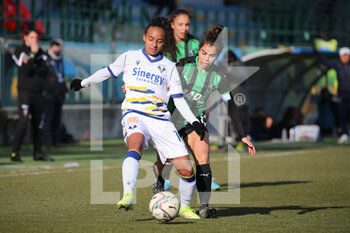 2022-01-22 - Benedetta Brignoli of US SASSUOLO competes for the ball with Lineth Cedeno of HELLAS VERONA FC during the Serie A Women match between US Sassuolo and Hellas Verona FC at Enzo Ricci on January 22, 2022 in Sassuolo (MO), Italy. - US SASSUOLO VS HELLAS VERONA WOMEN - ITALIAN SERIE A WOMEN - SOCCER