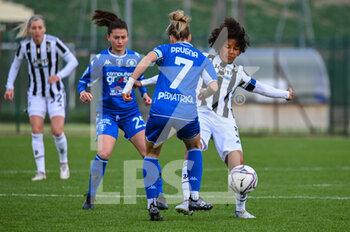 2022-02-27 - Sara Gama (Juventus) fights for the ball against Cecilia Prugna (Empoli) - EMPOLI LADIES VS JUVENTUS FC - ITALIAN SERIE A WOMEN - SOCCER