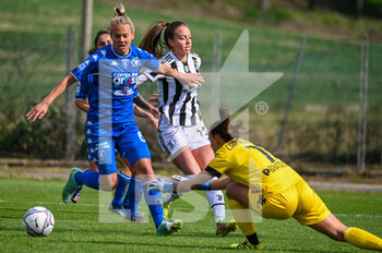 2022-02-27 - Anna Knol (Empoli) protect the ball for Alessia Cappelletti (Empoli) - EMPOLI LADIES VS JUVENTUS FC - ITALIAN SERIE A WOMEN - SOCCER
