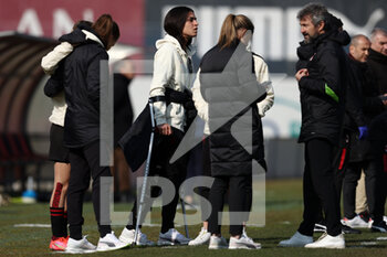 2022-03-06 - Martina Piemonte (AC Milan) watches the warm up from the sideline due to her injury while talking to Maurizio Ganz (AC Milan) - AC MILAN VS NAPOLI FEMMINILE - ITALIAN SERIE A WOMEN - SOCCER