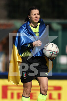 2022-03-20 - Kateryna Monzul' enters the pitch while wearing an Ukraine flag - INTER - FC INTERNAZIONALE VS UC SAMPDORIA - ITALIAN SERIE A WOMEN - SOCCER
