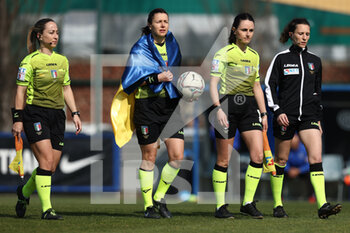 2022-03-20 - Kateryna Monzul' enters the pitch while wearing an Ukraine flag - INTER - FC INTERNAZIONALE VS UC SAMPDORIA - ITALIAN SERIE A WOMEN - SOCCER