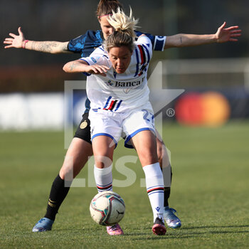 2022-03-20 - Stefania Tarenzi (UC Sampdoria) is challenged by Lisa Alborghetti (FC Internazionale) - INTER - FC INTERNAZIONALE VS UC SAMPDORIA - ITALIAN SERIE A WOMEN - SOCCER
